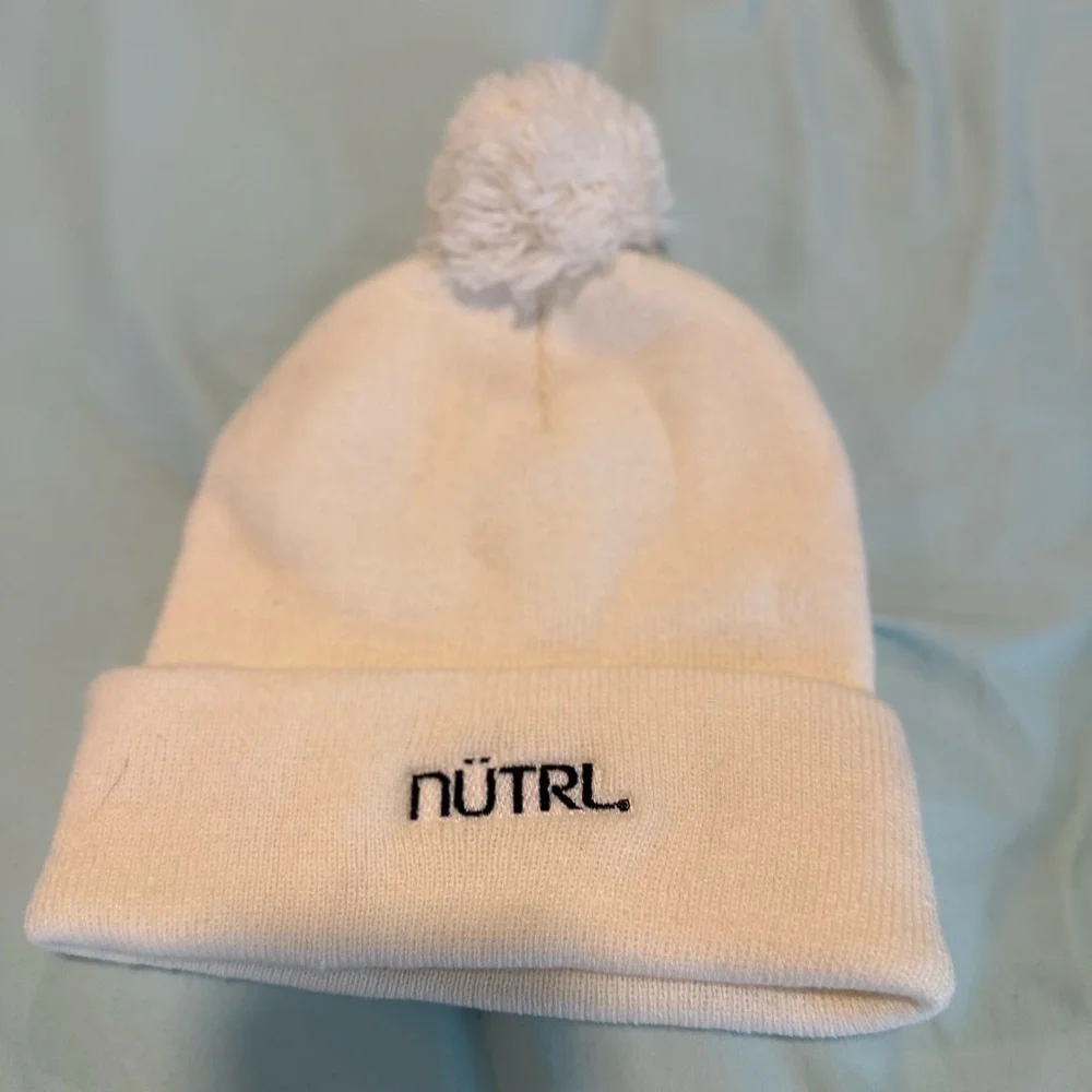 NWOT Nütrl Vodka Seltzer Embroidered Logo Cream Knit Winter Hat w/pompom.
